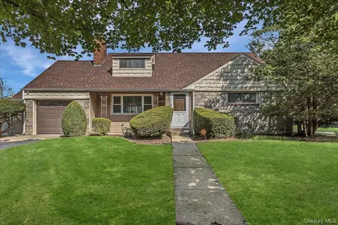305 Crowell St, Hempstead, NY 11550
