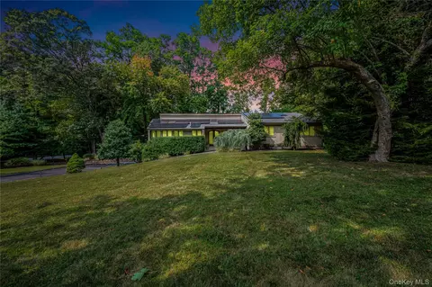 1 Clark St, Smithtown, NY 11787
