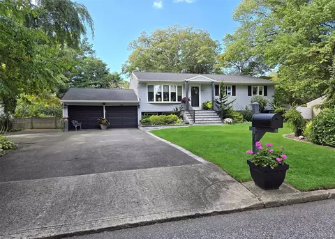 20 Nadine Ln, Port Jefferson Station, NY 11776