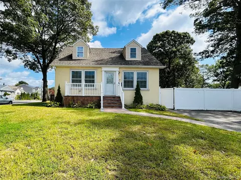 75 Overland Ave, Amityville, NY 11701