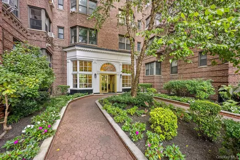 69-40 Yellowstone Blvd #62O, New York, NY 11375