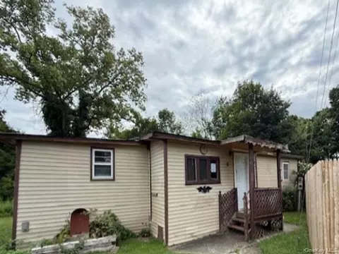 9 Whatley Ln, Dover, NY 12522
