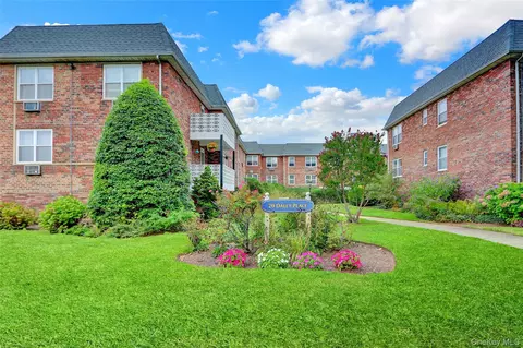 20 Daley Pl #104, Lynbrook, NY 11563