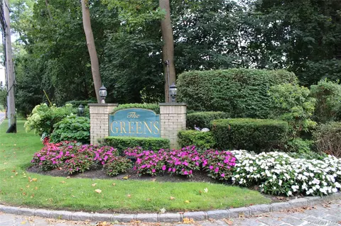 15 Fairway Cir S #15, North Hempstead, NY 11030