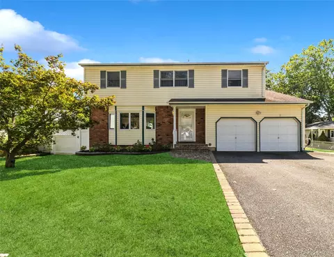 486 Thrift St, Ronkonkoma, NY 11779