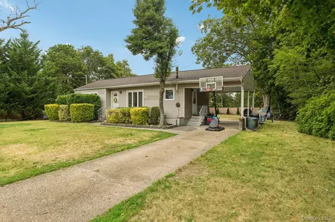 111 Berry St, Lindenhurst, NY 11757