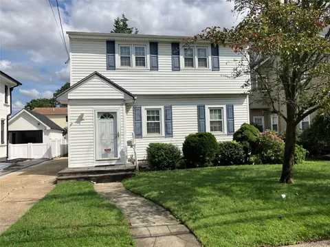 40 Irwin St, North Hempstead, NY 11040