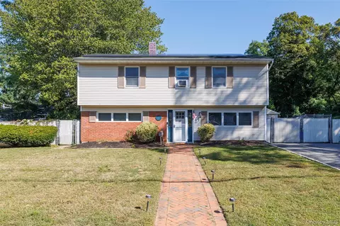 461 Ann St, Babylon, NY 11702