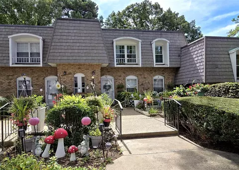 655 Middle Country Rd #4F2, Selden, NY 11784