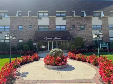 25 Elizabeth St #2E, Farmingdale, NY 11735