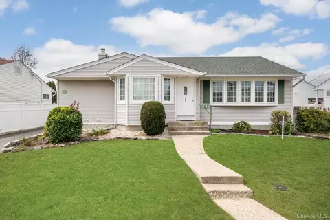 37 Hunter Ln, Hicksville, NY 11801