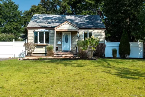 11 Mcgowan Ln, Central Islip, NY 11722