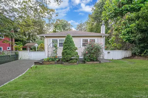 94 Berkshire Dr, Farmingville, NY 11738