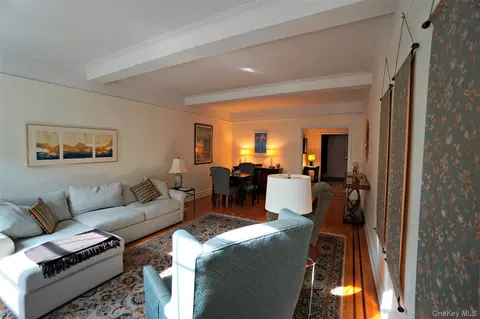 73-37 Austin St #2D, New York, NY 11375
