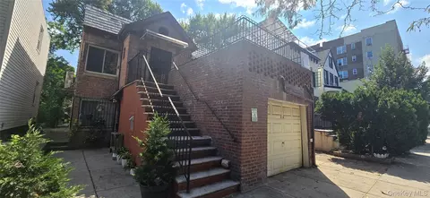 41-21 39 Pl, New York, NY 11104