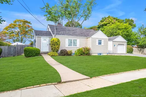 91 7th St, Hicksville, NY 11801