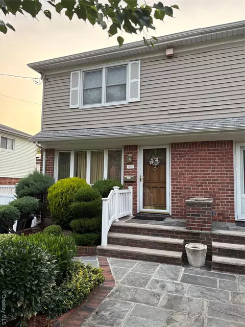 25011 40th Ave, New York, NY 11363