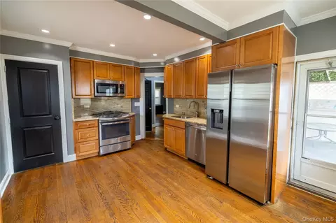 1035 Wool Ave, Franklin Square, NY 11010