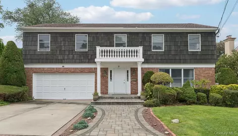 9 4th Pl, Syosset, NY 11791