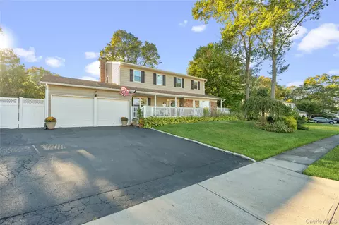 8 Beaumont Ln, Lake Grove, NY 11755