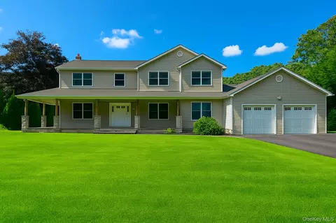 14 Wessel Ln, Medford, NY 11763