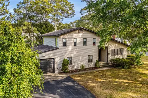 22 Howell Pl, Speonk, NY 11972