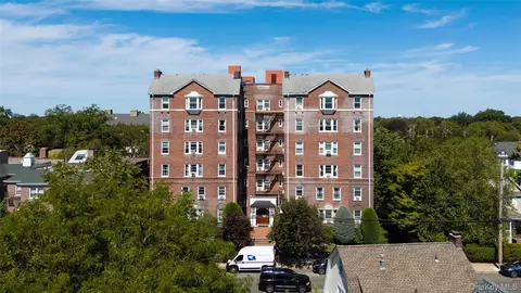 55 Grand Ave #3E, Rockville Centre, NY 11570