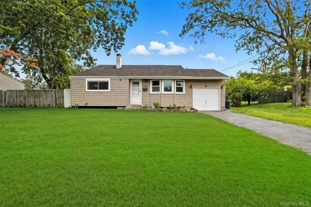 2905 Beechnut Ave, Medford, NY 11763