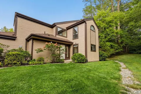 26 Fawn Ct, Ossining, NY 10562