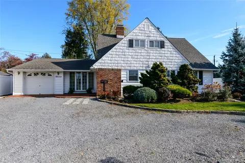 11 Foster Ln, North Hempstead, NY 11590