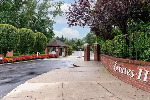 39 Bluebird Hill Ct, North Hempstead, NY 11030