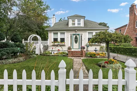 22 3rd Ave, Central Islip, NY 11722