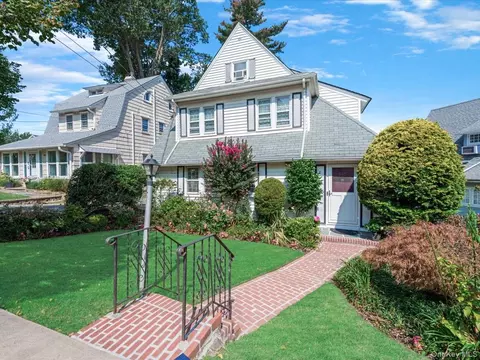 367 Grosvenor St, New York, NY 11363