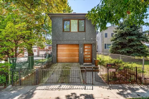 61-18 56th Dr, Maspeth, NY 11378