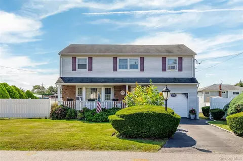 10 Paine St, Lindenhurst, NY 11757