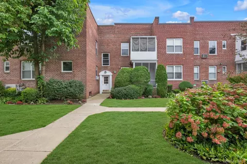 284 Central Ave #A4, Lawrence, NY 11559