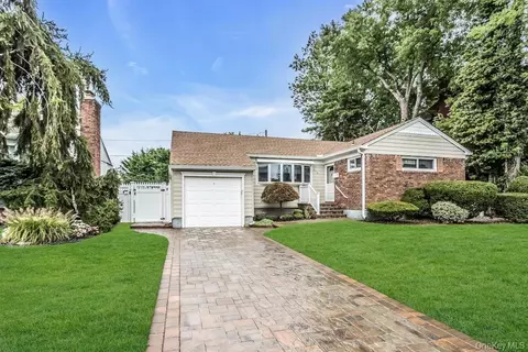 208 Daniel Rd N, Massapequa, NY 11758