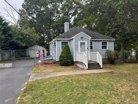 30 Quensel Ct, Lake Grove, NY 11755