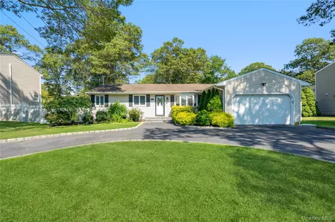 191 Philip St, Holbrook, NY 11741
