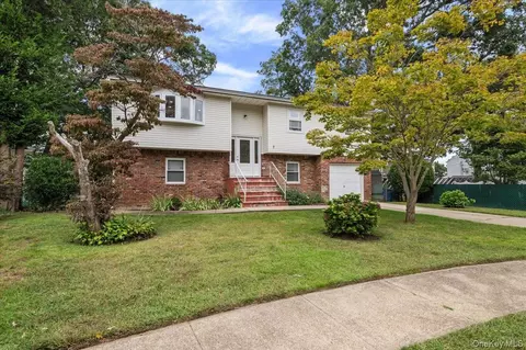 7 Bennett Ct, Copiague, NY 11726