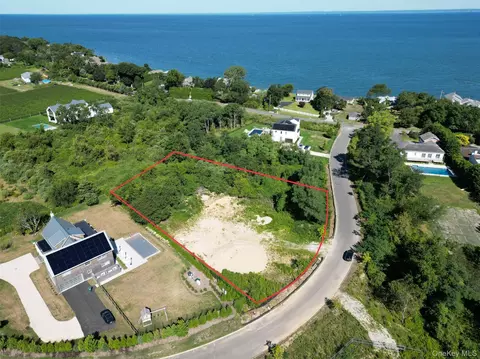 390 Wildberry Ln, Southold, NY 11971