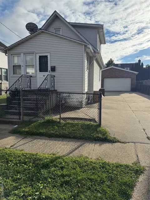 84 Cherry Ln, North Hempstead, NY 11001