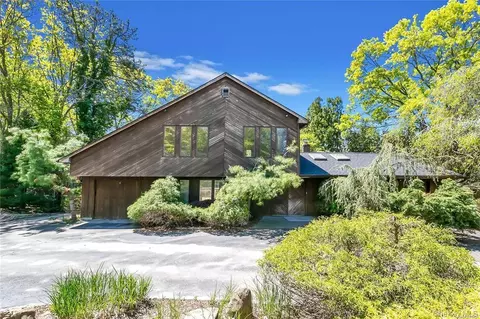 34 Hawthorne St, Mount Sinai, NY 11766