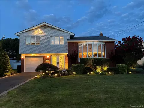 33 W End Ave, Massapequa, NY 11758