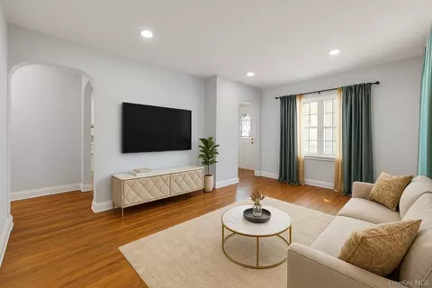 12054 194th St, New York, NY 11412