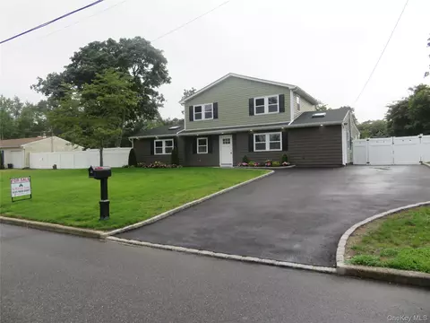 22 Shamrock Ln, Centereach, NY 11720