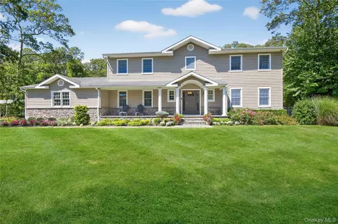 31 Louis Dr, Melville, NY 11747