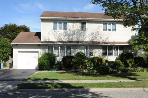 32 Kalda Ln, Plainview, NY 11803