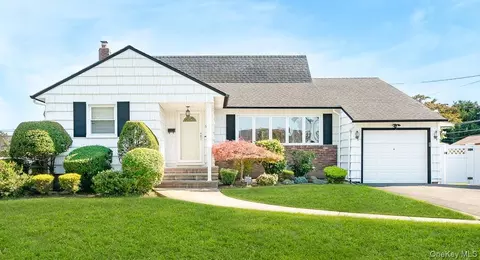 558 N Hawthorne St, Massapequa, NY 11758