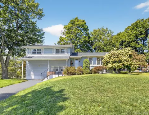 24 Fairview Rd, Mahopac, NY 10541